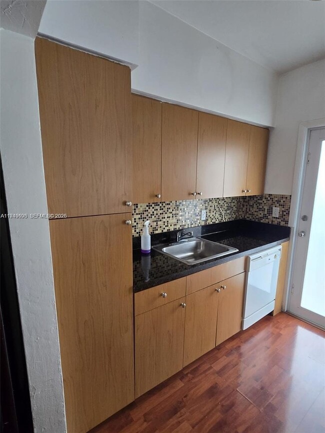 Building Photo - 450 77th St