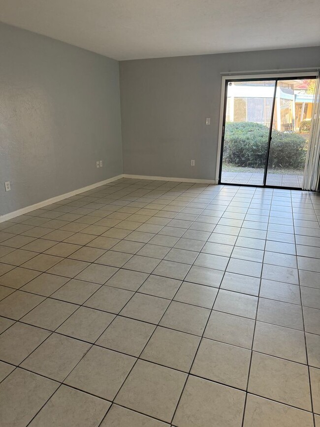 Building Photo - * MOVE IN SPECIAL * 1/2 OFF 2ND MONTH'S RENT!! Location, location, location! 876 SF Unit- 1 bd/ 1...