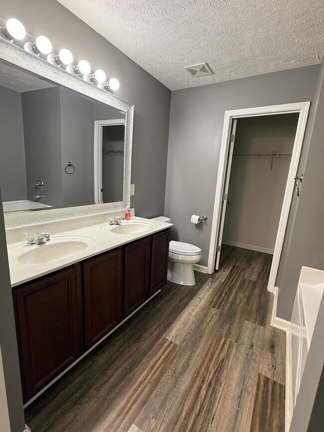 Building Photo - 3BR/2.5BA Townhome in Prime Location