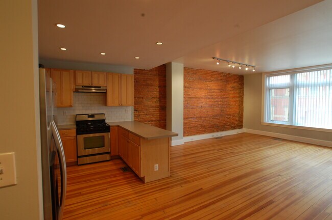Building Photo - 313 N Charles St