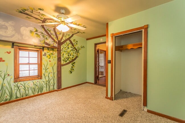 Building Photo - Spacious 3 bedroom with fenced in yard!