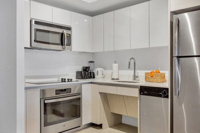 Building Photo - 2602 E Hallandale Beach Blvd