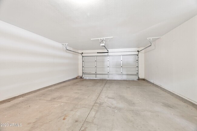 Building Photo - 43927 W Cypress Ln