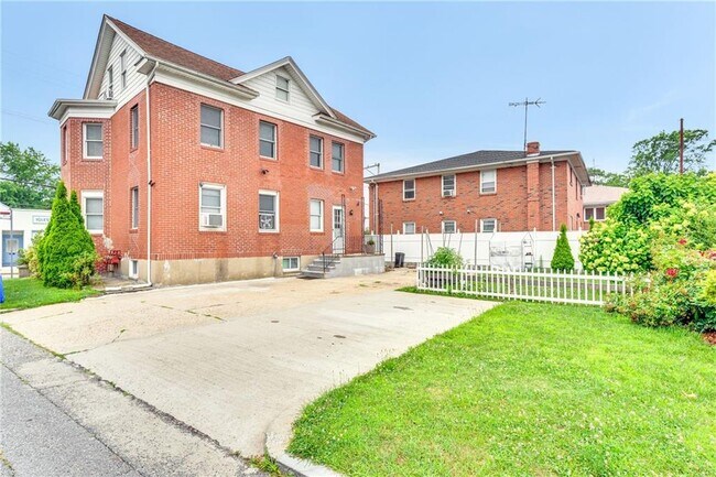 Building Photo - 773 Admiral St