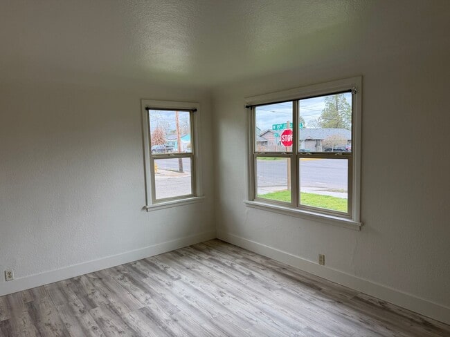 Building Photo - Charming 2 bed 1 bath house in a great neighborhood!