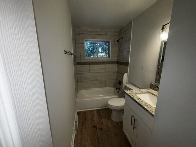 Building Photo - Newly renovated 2-bedroom, 1-bath duplex in Charlotte Located just minutes from NoDa, Plaza Midwo...