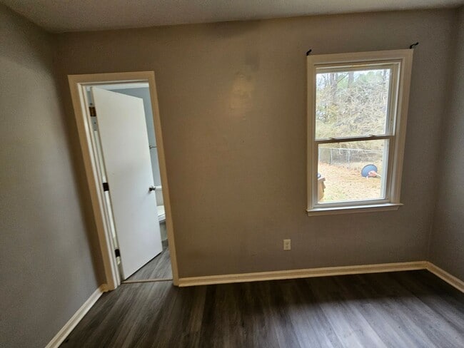 Building Photo - Affordable 2 Bedroom Duplex Off of Gum Bra...