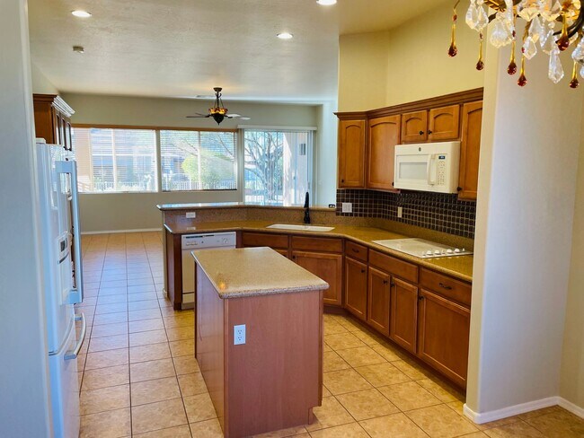 Building Photo - 5015 E Somerset Dr