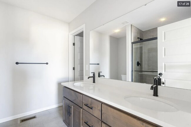 Building Photo - GORGEOUS 4 BED 2 BATH