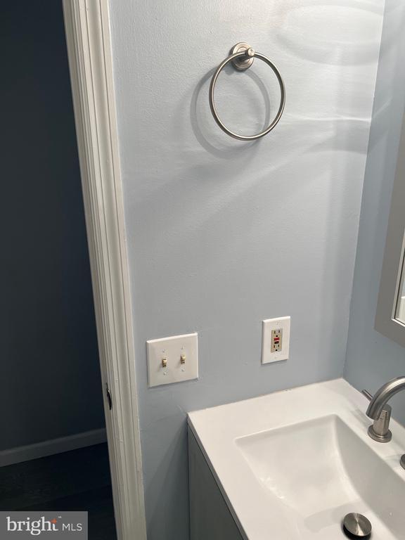 Building Photo - 5 Cranberry Ct