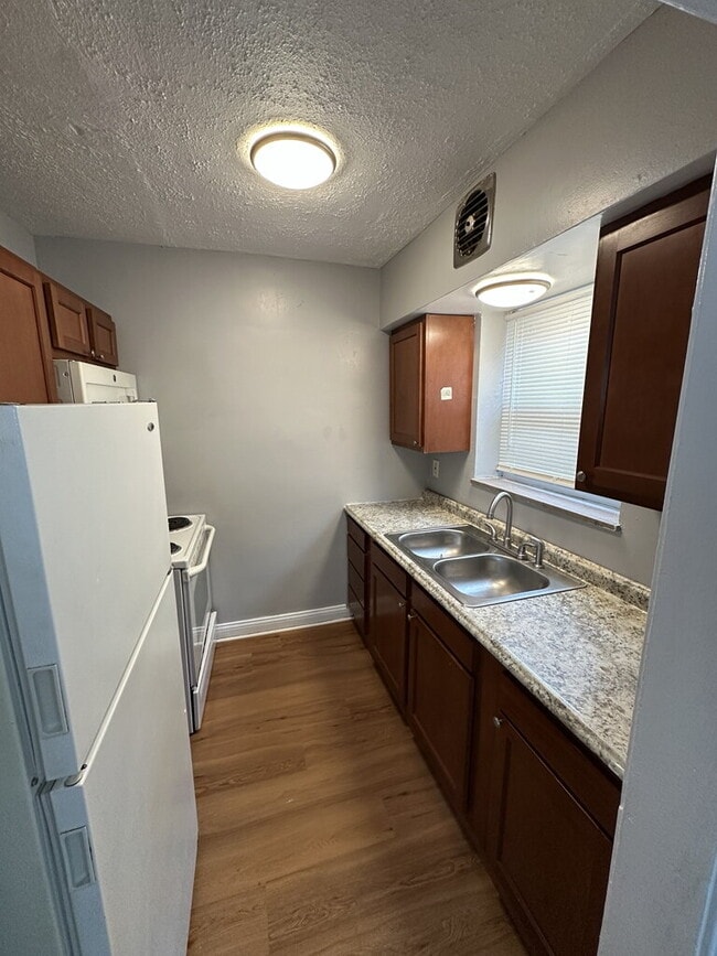 Building Photo - 5929 Oakwood Ave