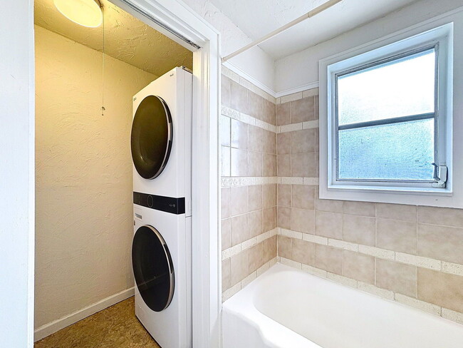 Building Photo - 2649 1/2 Dartmouth Ave N