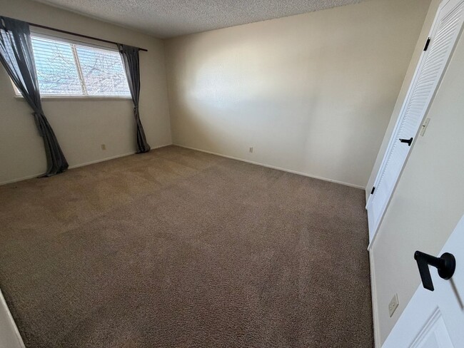 Building Photo - Beautiful home look, 4-plex, across from UNLV