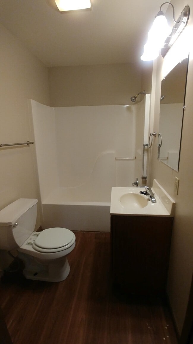 Building Photo - 207 N Elm St