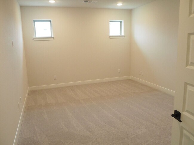 Building Photo - 2613 Rosewood Wy