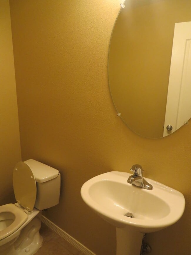 Building Photo - Clean 3 Bedroom, 2.5 Bath Home for Rent