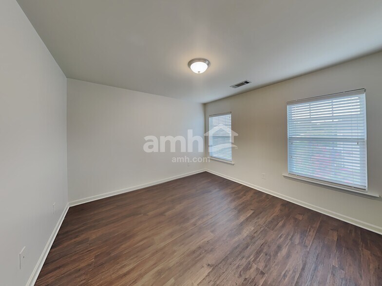 Building Photo - 4059 Houldsworth Dr