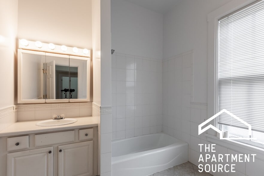 Building Photo - 4410 N Greenview Ave