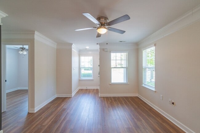 Building Photo - Charming End-Unit Townhome with Prime Loca...