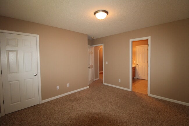 Building Photo - 2105 Hobbit Way