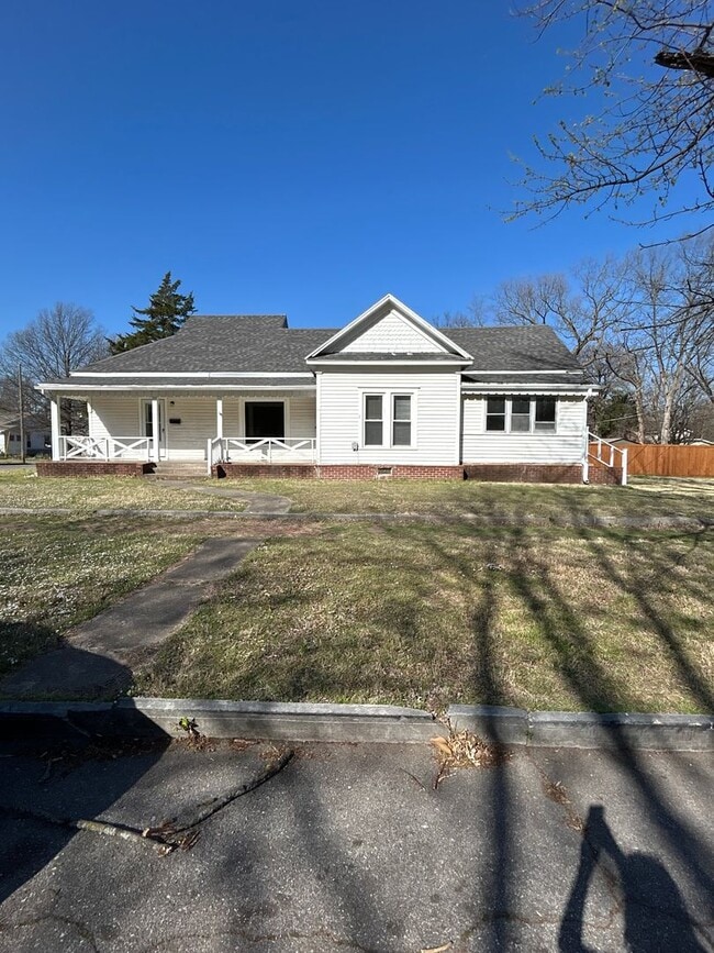 Building Photo - Remodeled And Very Adorable 3 Bedroom/2 Bathroom House