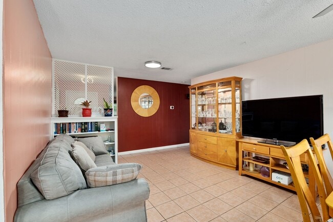 Building Photo - Beautiful 4/3 home With Attached Mother In...