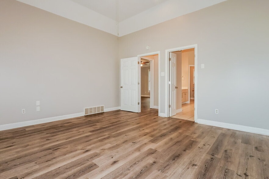 Building Photo - 8895 Linell Cove
