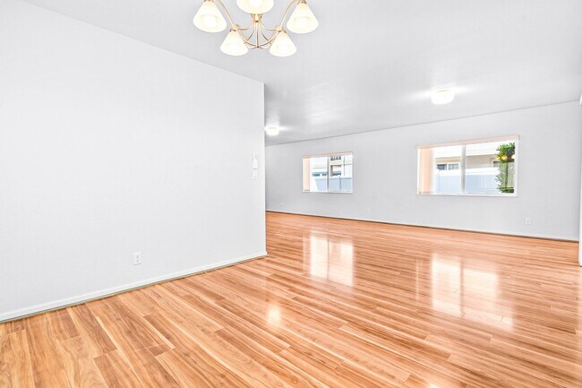 Building Photo - Spacious 3 Bedroom, 2.5 Bath Single Family...