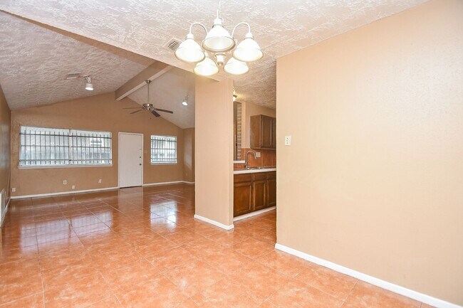 Building Photo - Nice duplex is back on the market