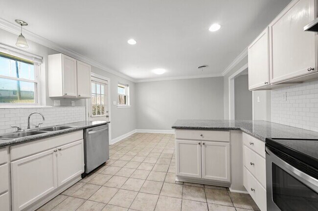 Building Photo - 8120 N Essen Heights Ct