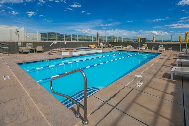 Building Photo - Updated One Bedroom Condo at The Peloton. ...