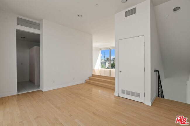 Building Photo - 660 Rose Ave