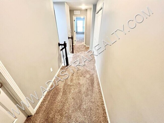 Building Photo - Beautiful and Spacious Olathe Townhome-Available in AUGUST!!!