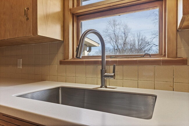 Building Photo - 340 Crown Point