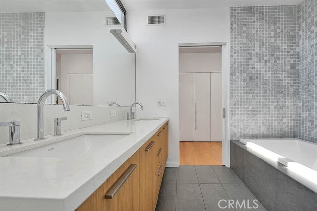 Building Photo - 1825 N Kenmore Ave