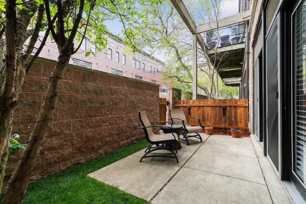 Building Photo - 1760 W Wrightwood Ave