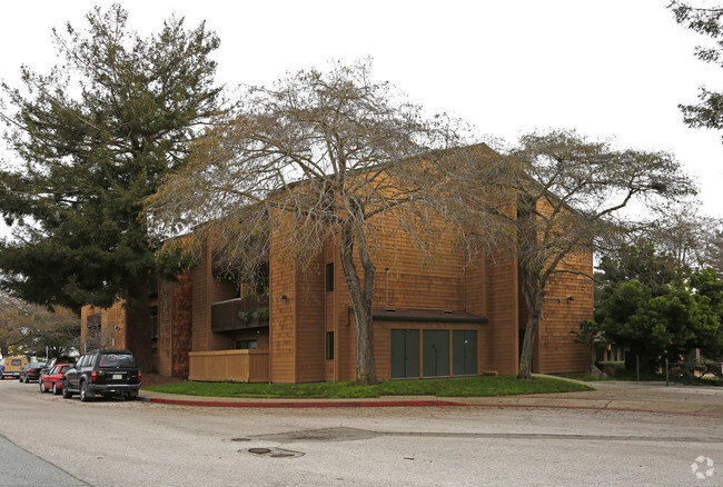 Building Photo - Elizabeth Oaks
