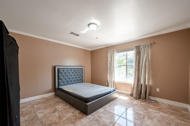 Building Photo - 7711 Beechnut St