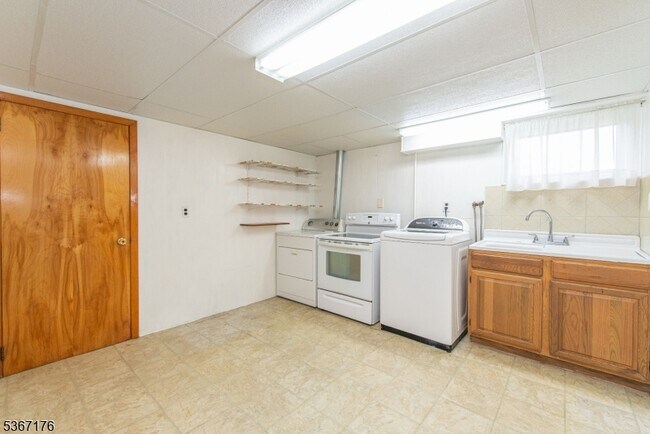 Building Photo - 3 Greenridge Dr