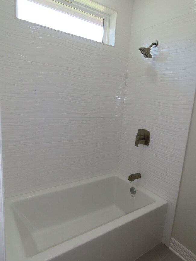 Building Photo - Luxurious, Built in 2024!  3 Bedroom, 2 Ba...