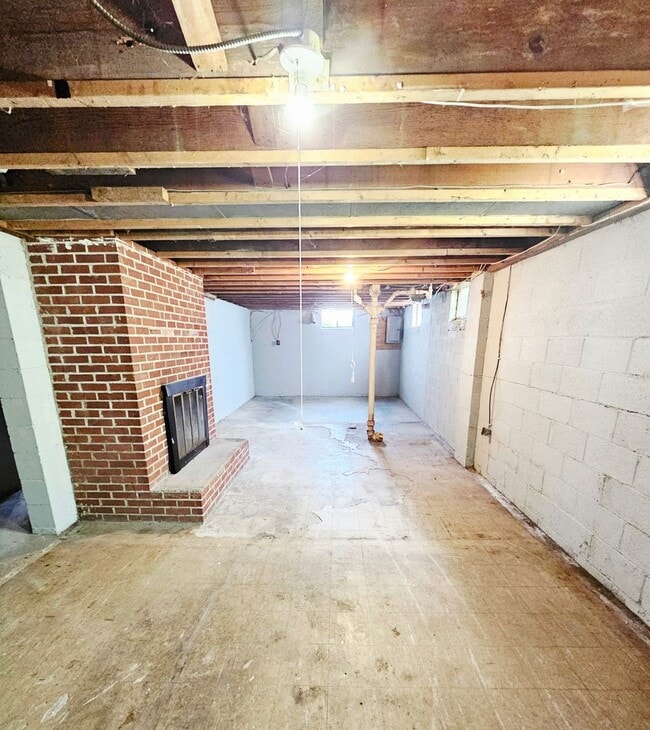 Building Photo - Renovated 2BR/1BA Home