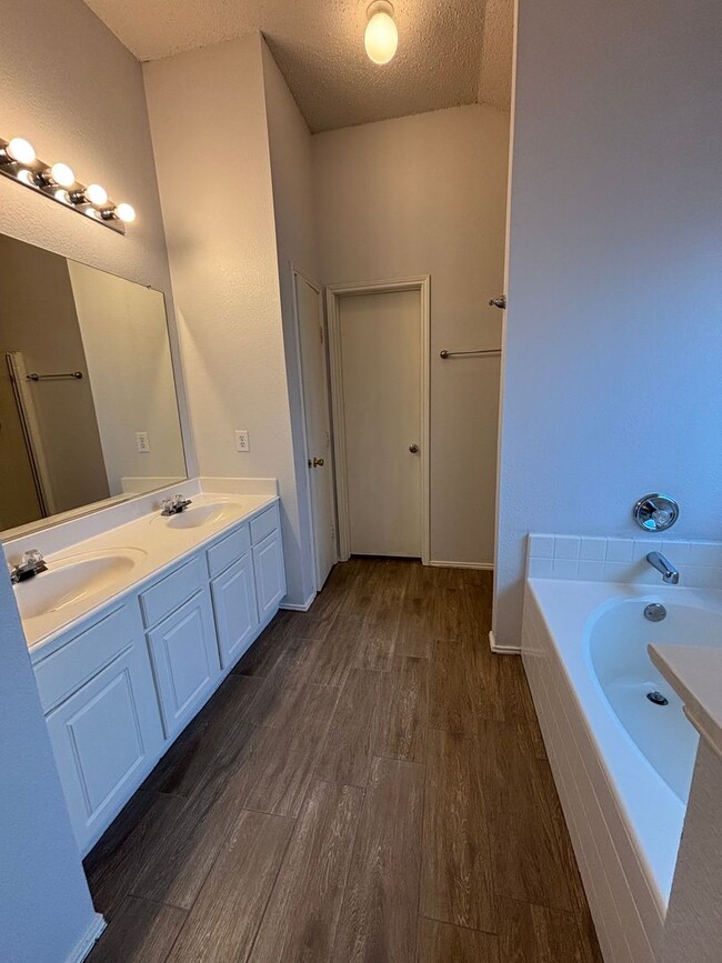 Building Photo - 813 Sage Cir