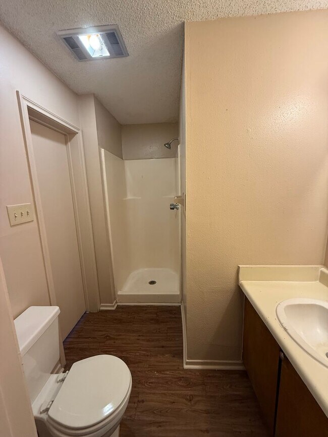 Building Photo - 2BD 1.5BA TOWNHOUSE WITH WATER INCLUDED