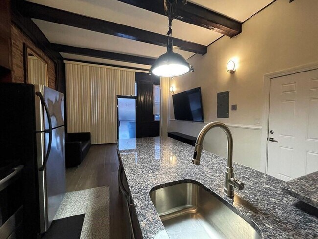 Building Photo - Gorgeous Garden Level 1-Bed with Laundry in Unit