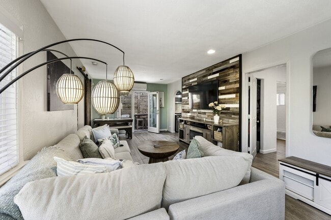 Building Photo - 3740 E Mayfield St