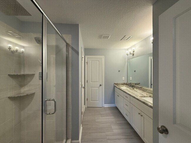 Building Photo - Great Condo On The Riverfront Golf Course