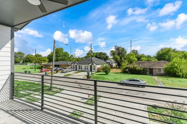 Building Photo - 3547 Dreyfus St