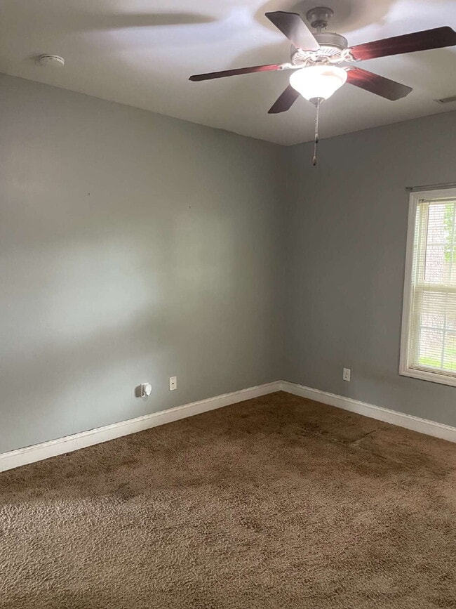 Building Photo - Pet Friendly Three Bedroom Two Full Bathro...