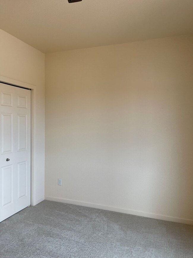 Building Photo - 422 Storm Ridge Dr