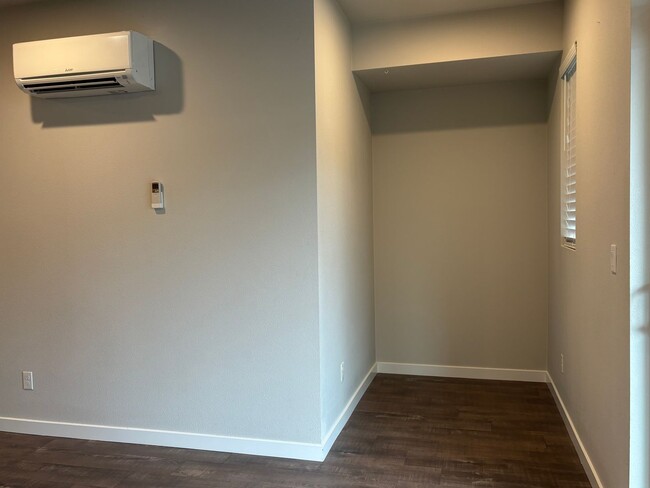 Building Photo - $500.00  OFF  FIRST  FULL  MONTH'S  RENT  ...